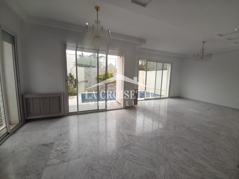 Duplex S+4 avec jardin et piscine à La Soukra